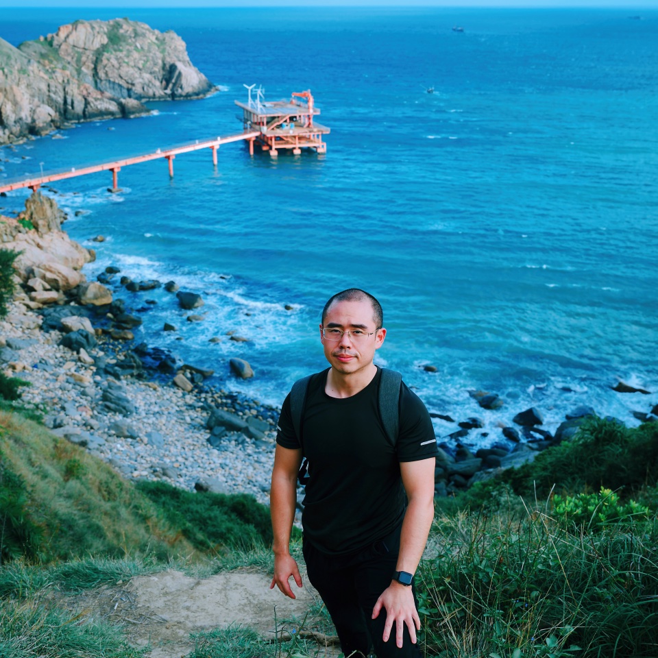 Xiaozhou Li on a coastal walk